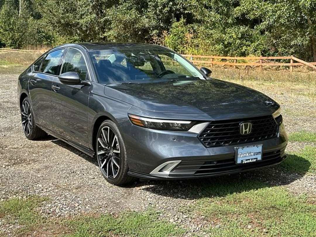 2023 Honda Accord Hybrid Touring - Image 2