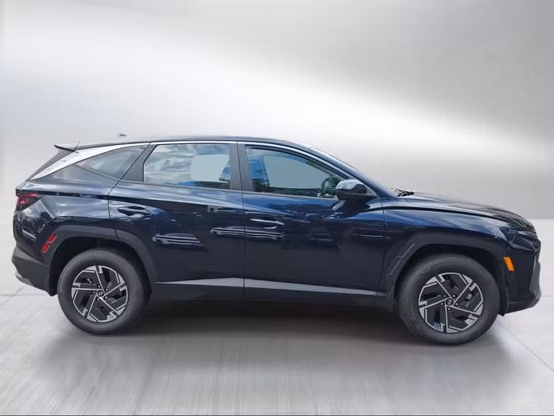 2026 Hyundai Tucson Hybrid Blue SE - Image 2
