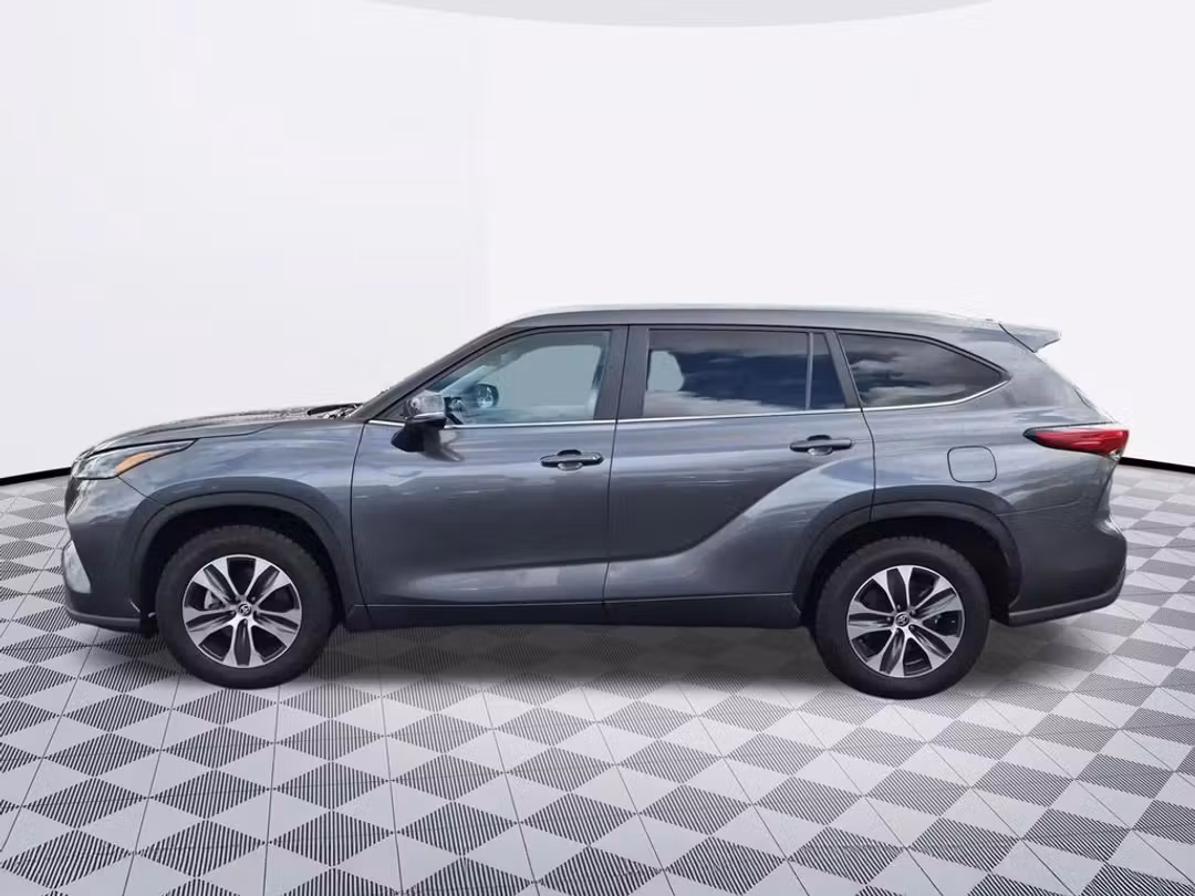 2023 Toyota Highlander XLE - Image 2