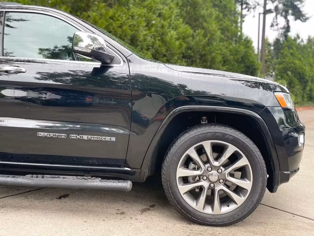2018 Jeep Grand Cherokee Overland - Image 2