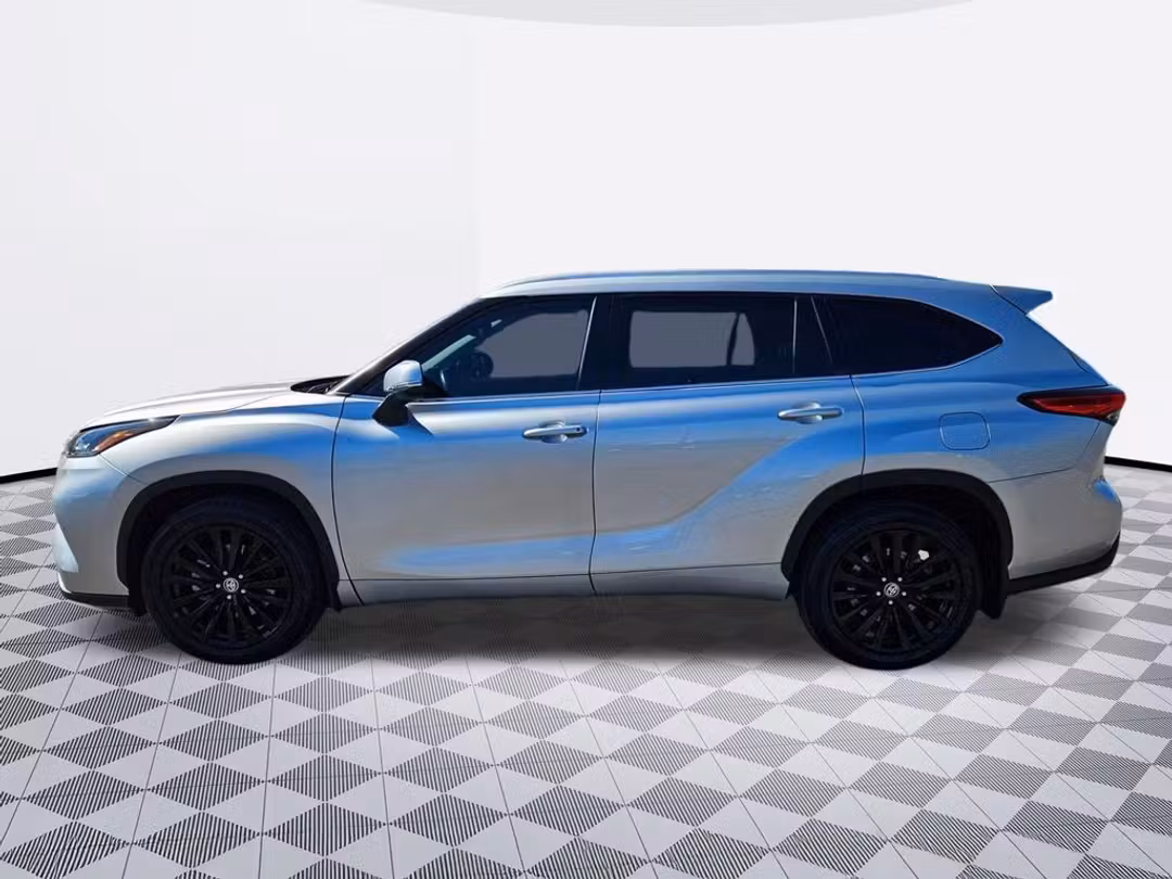 2022 Toyota Highlander Hybrid XLE - Image 3