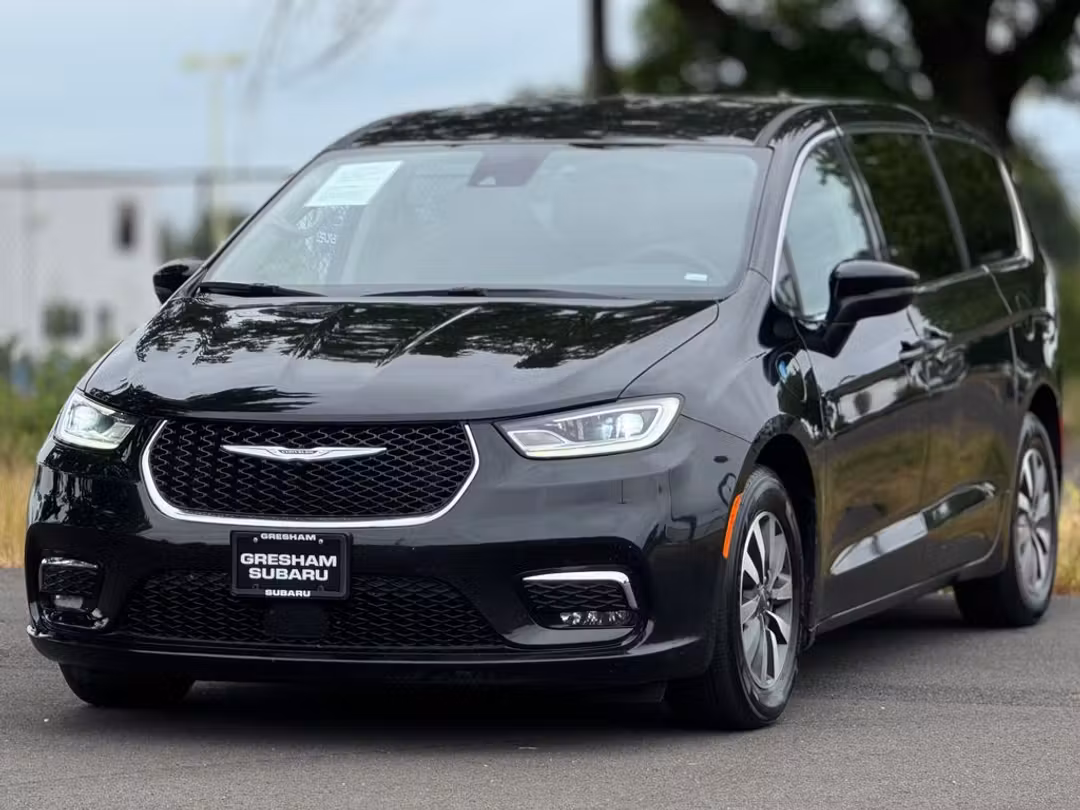 2023 Chrysler Pacifica Hybrid Touring L - Image 3