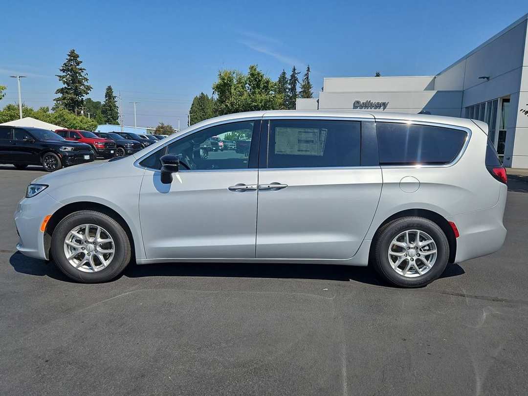 2026 Chrysler Pacifica Select - Image 3