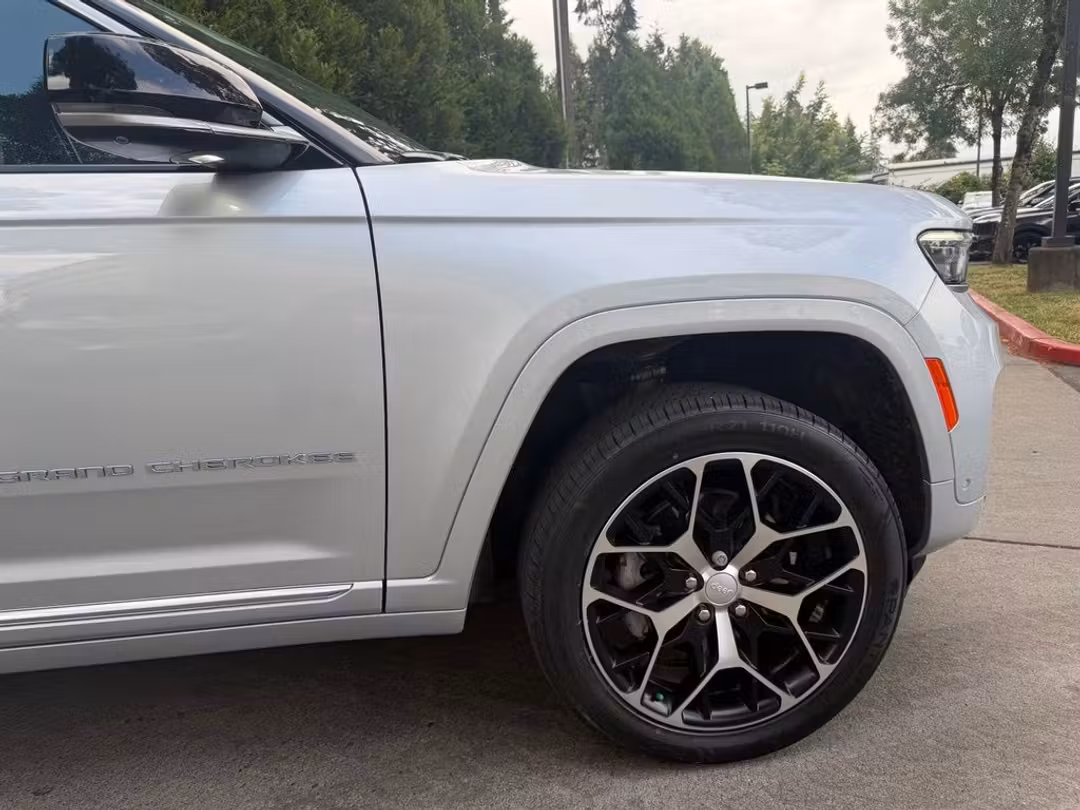 2022 Jeep Grand Cherokee Summit Reserve 4xe - Image 3
