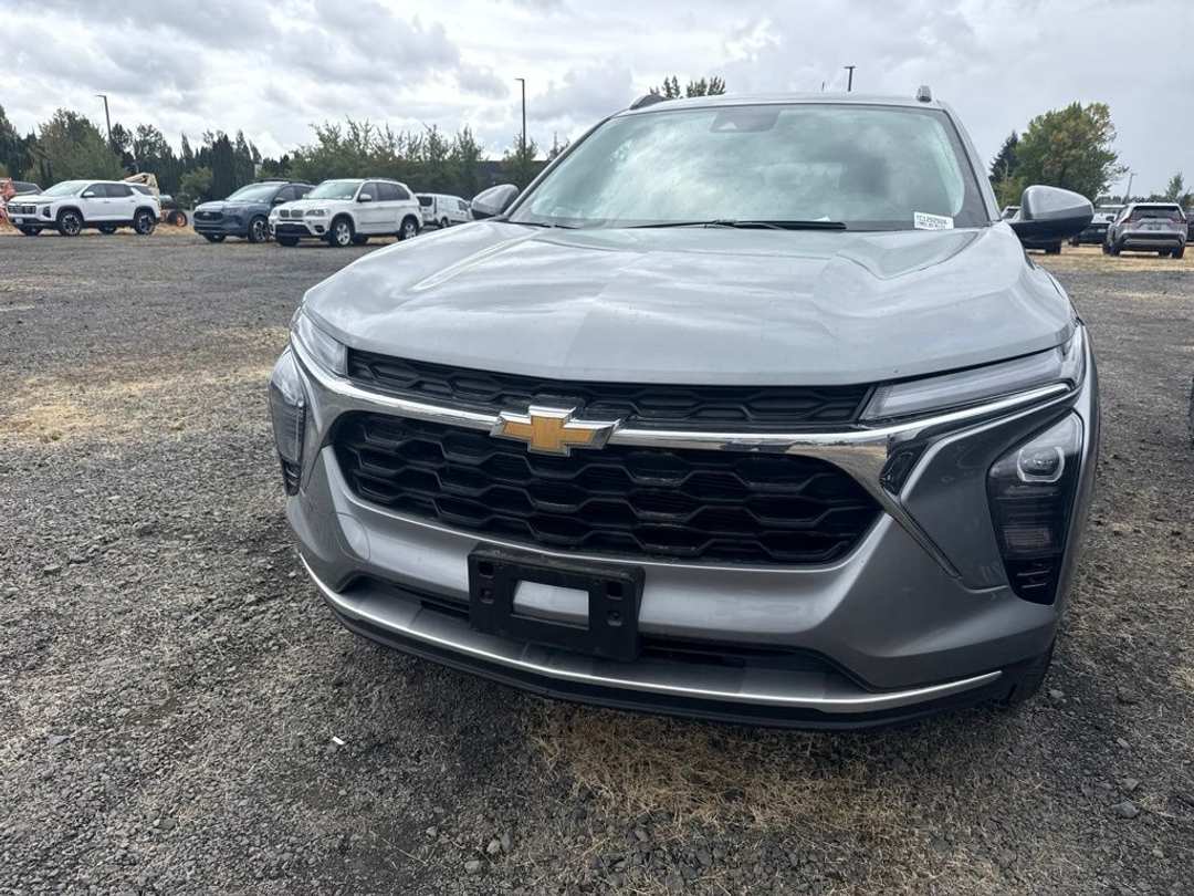 2025 Chevrolet Trax LT - Image 2
