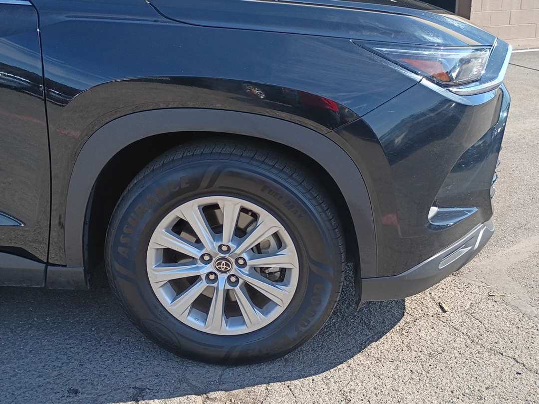 2025 Toyota Grand Highlander XLE - Image 2