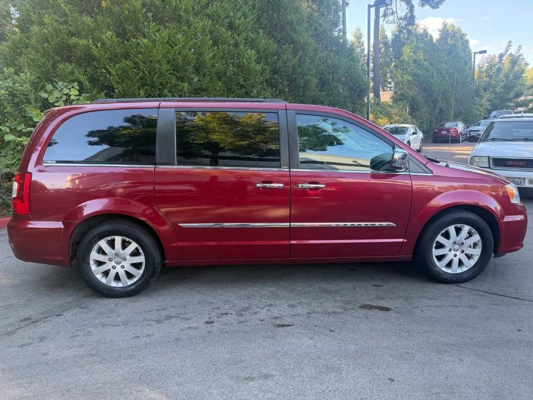 2012 Chrysler Town & Country TouringL - Image 2