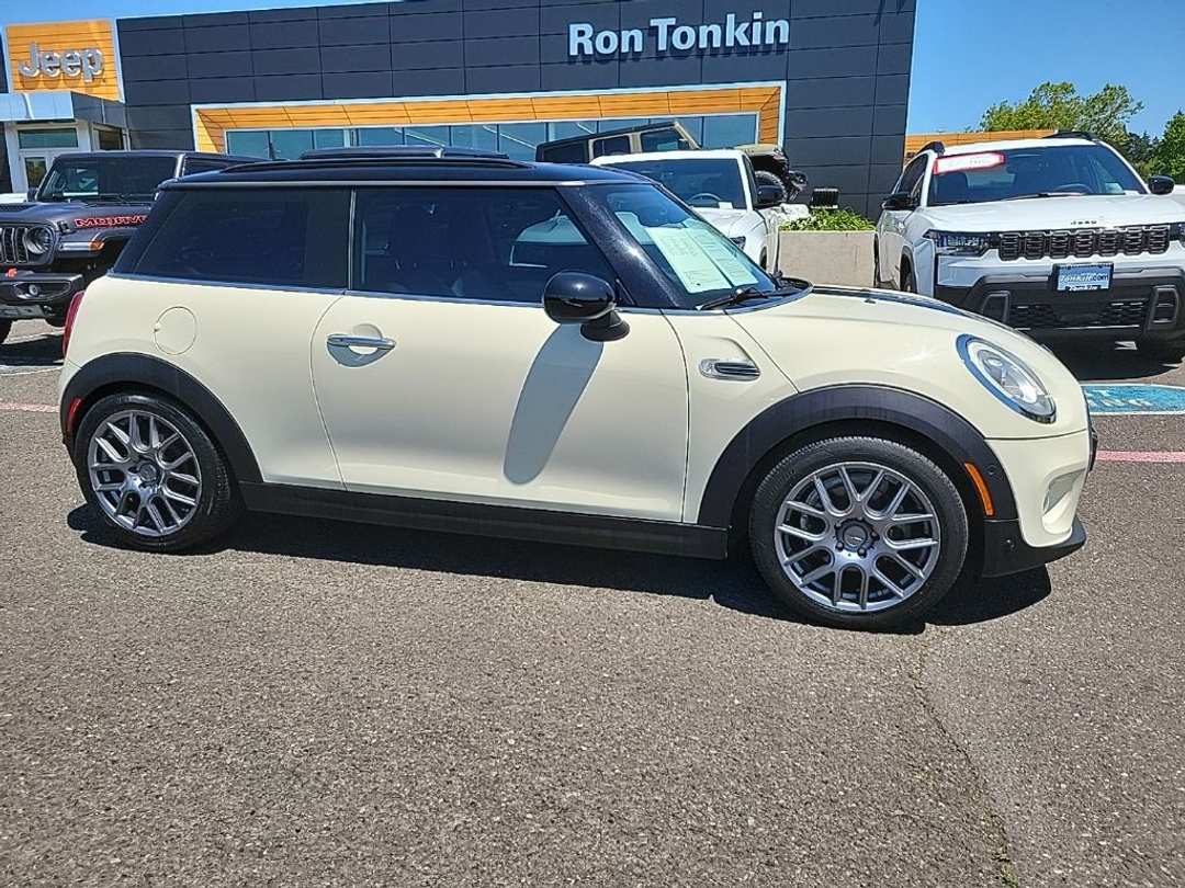 2018 MINI Cooper Base - Image 2