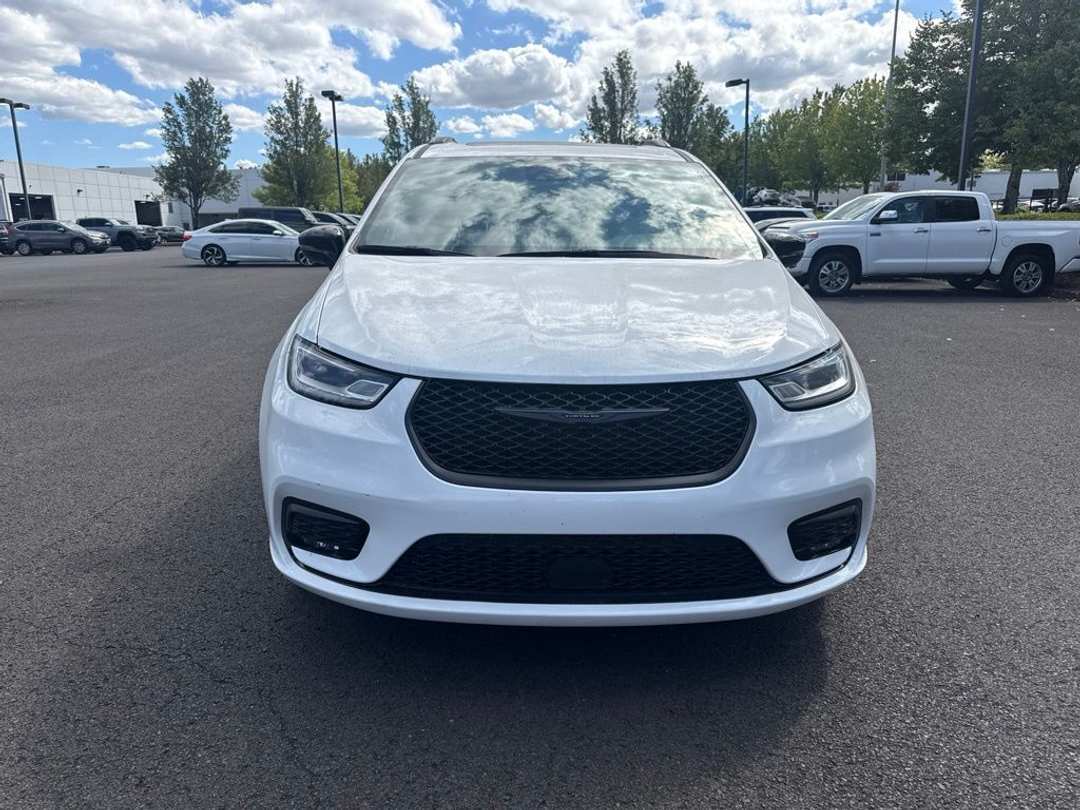 2025 Chrysler Pacifica Limited - Image 2