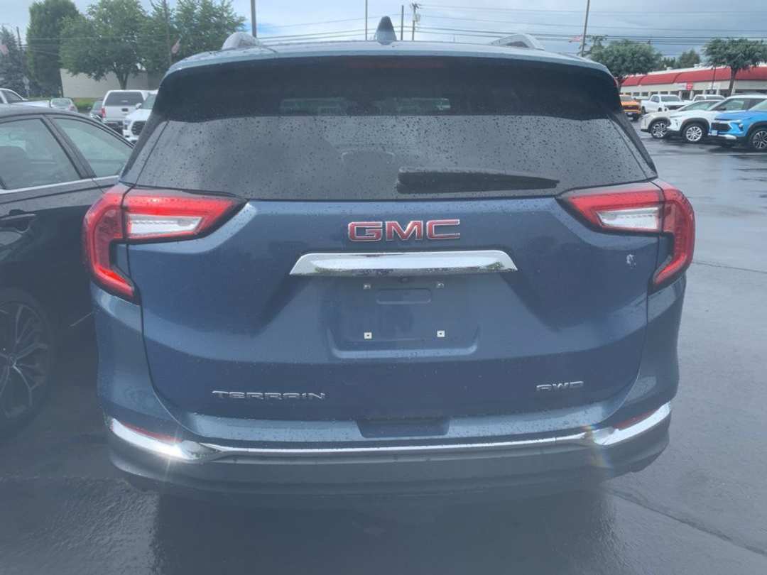 2024 GMC Terrain SLT - Image 3