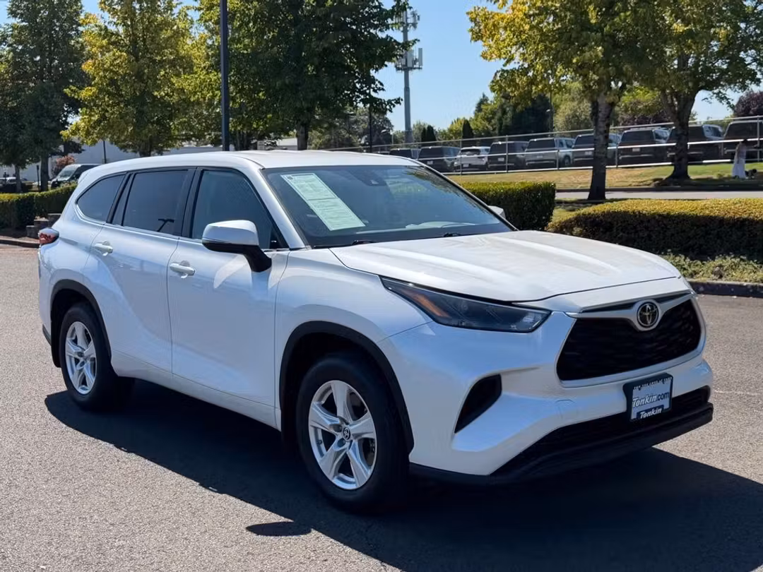 2023 Toyota Highlander L - Image 2