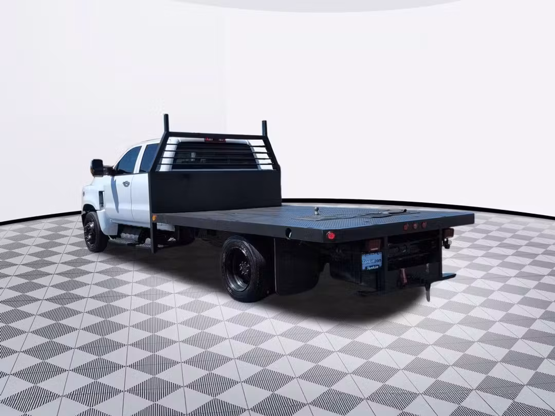 2022 Chevrolet Silverado 4500Hd - Image 3