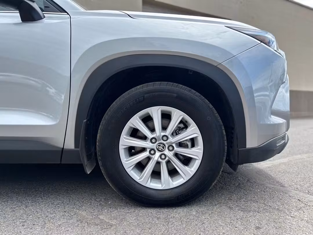 2025 Toyota Grand Highlander Hybrid XLE - Image 2