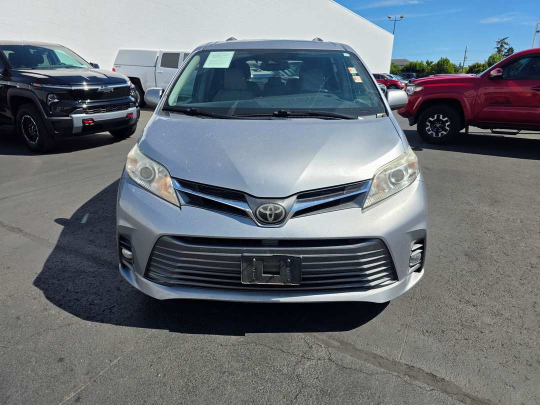 2018 Toyota Sienna XLE - Image 3