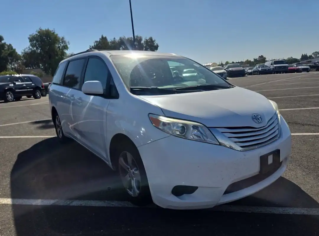 2015 Toyota Sienna LE - Image 2