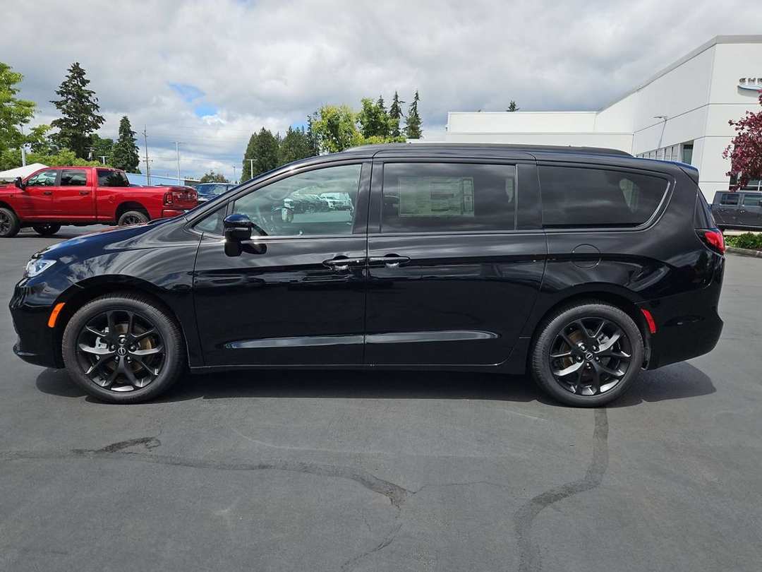 2026 Chrysler Pacifica Select - Image 3