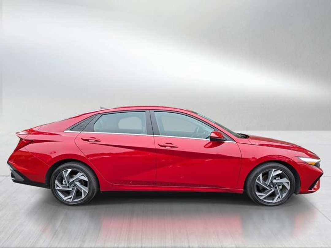 2025 Hyundai Elantra SEL Convenience - Image 2