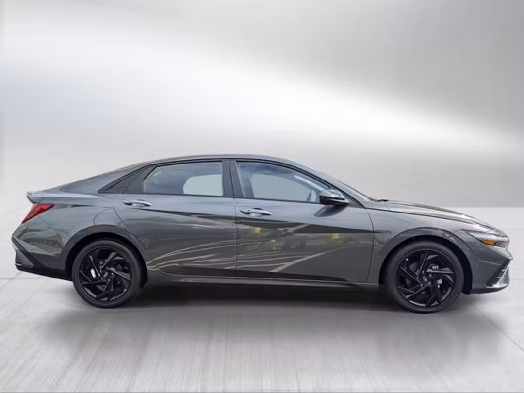 2026 Hyundai Elantra SEL Sport - Image 2