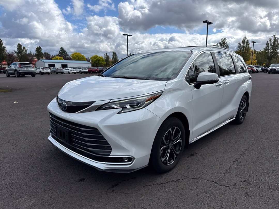 2025 Toyota Sienna Platinum - Image 3