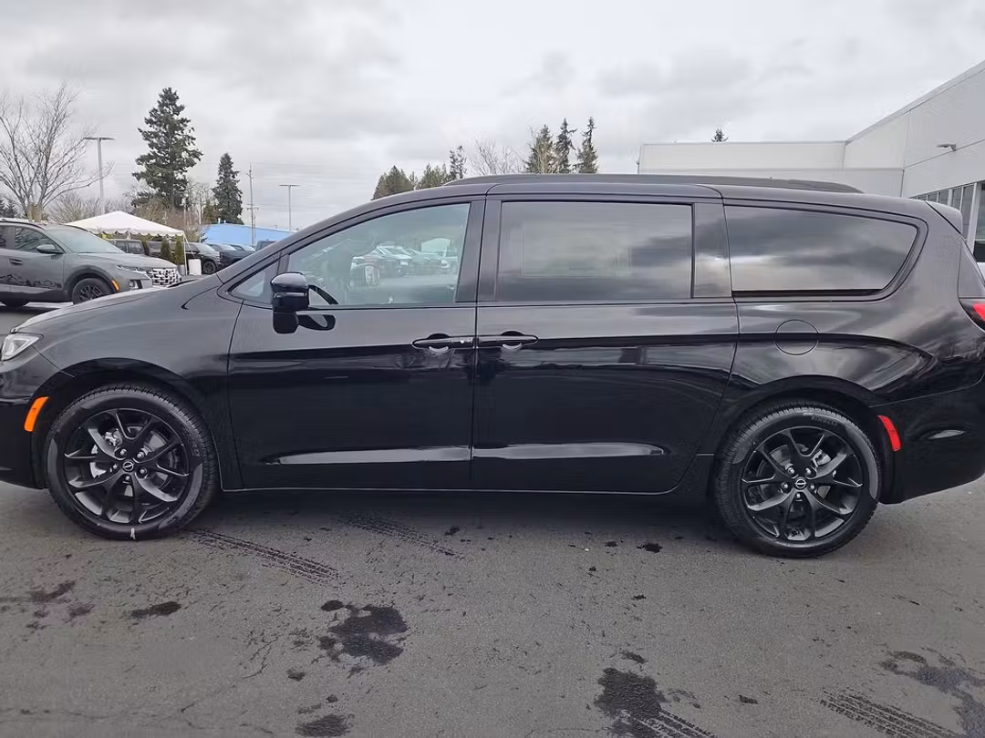 2026 Chrysler Pacifica Select - Image 3