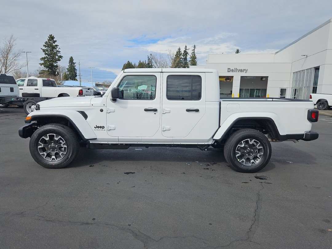 2026 Jeep Gladiator Sahara - Image 3