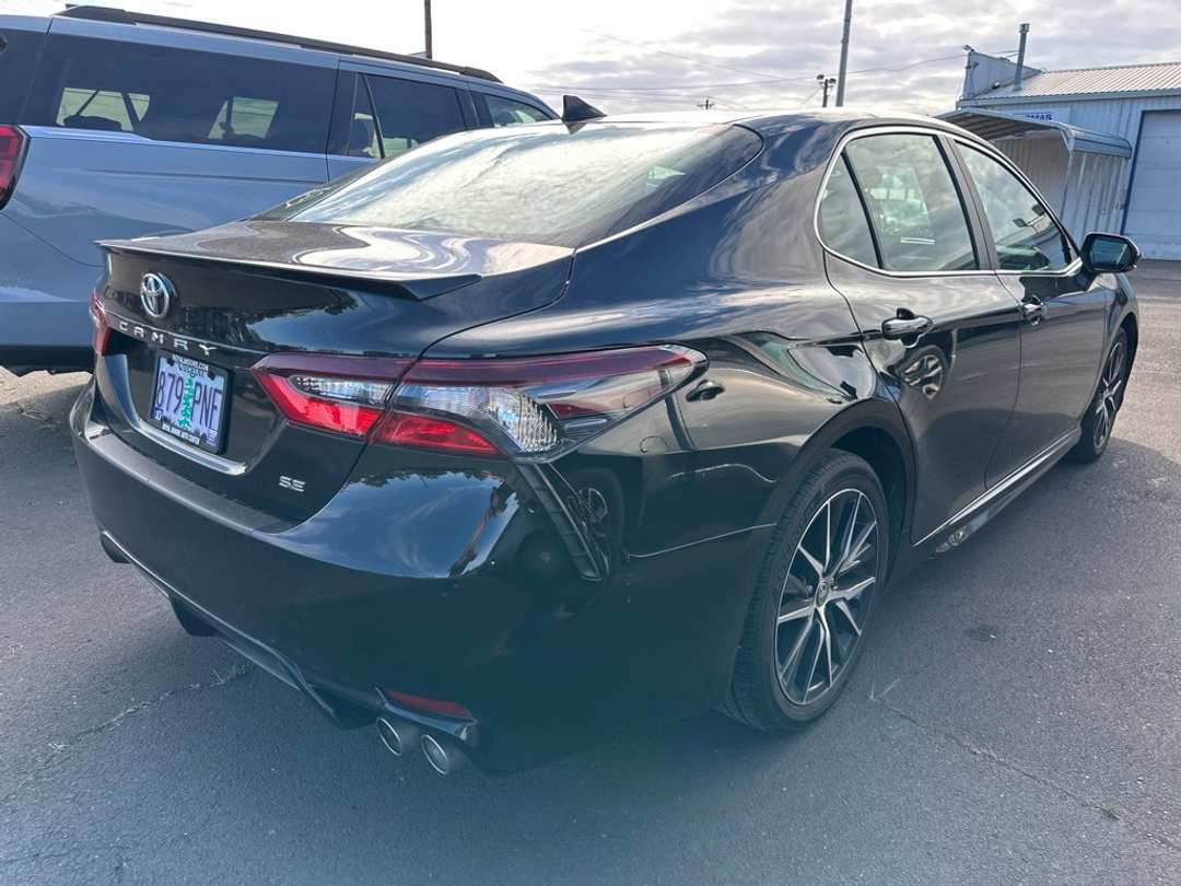 2024 Toyota Camry SE - Image 3