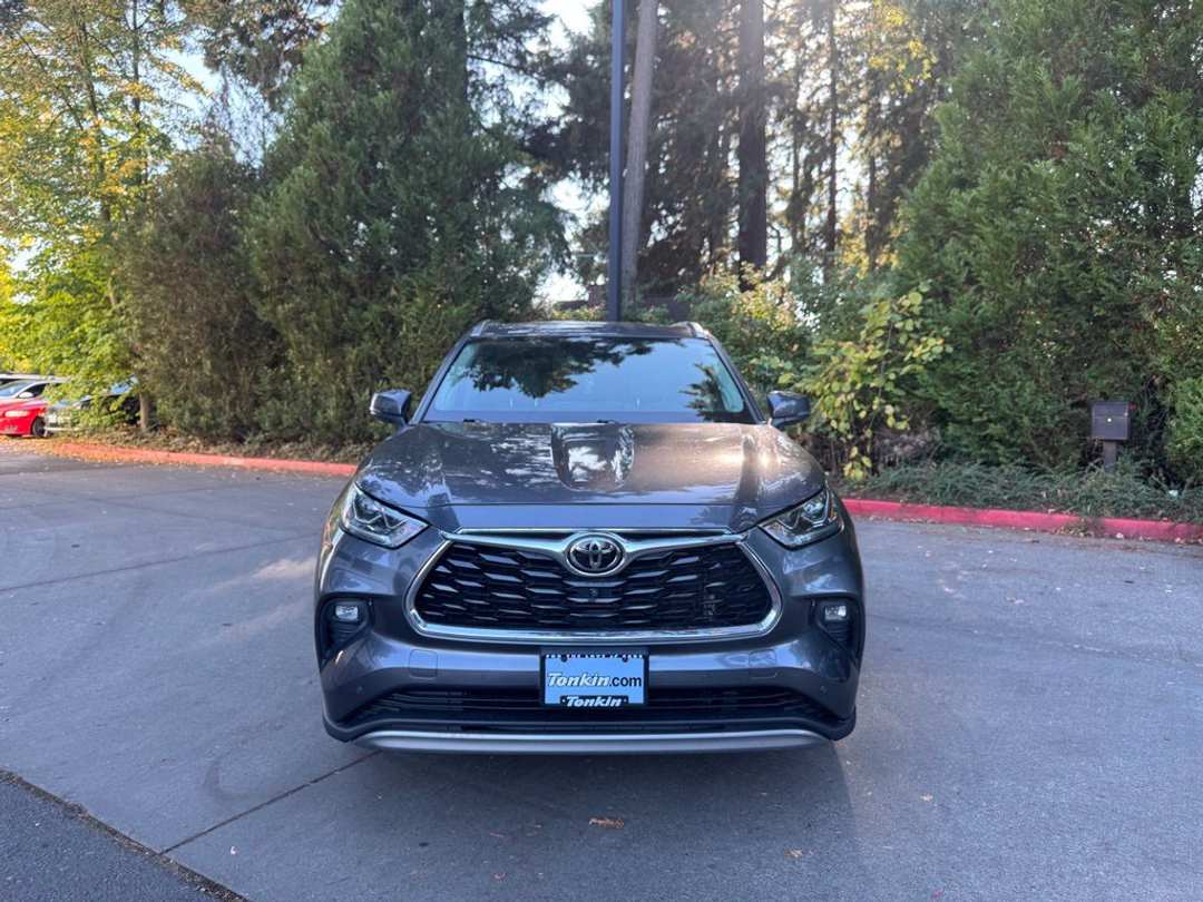 2022 Toyota Highlander Platinum - Image 2