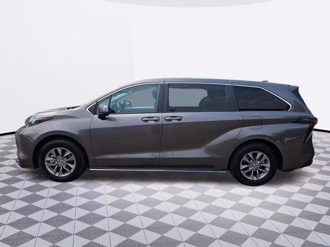 2024 Toyota Sienna LE - Image 3