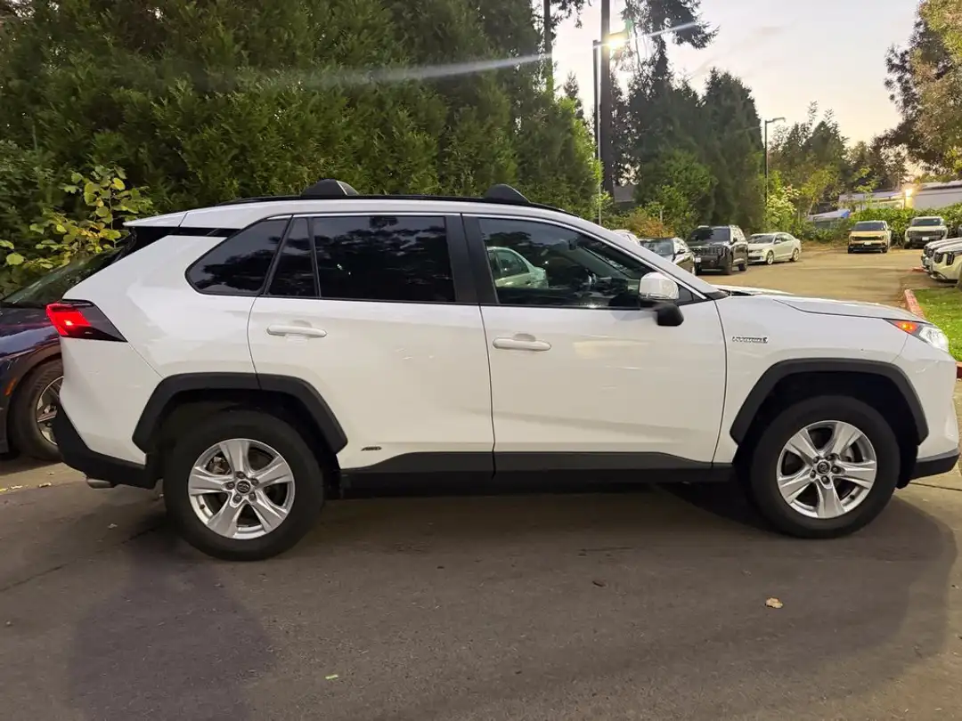 2020 Toyota Rav4 Hybrid XLE - Image 2