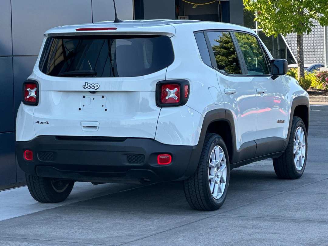 2023 Jeep Renegade Latitude - Image 3