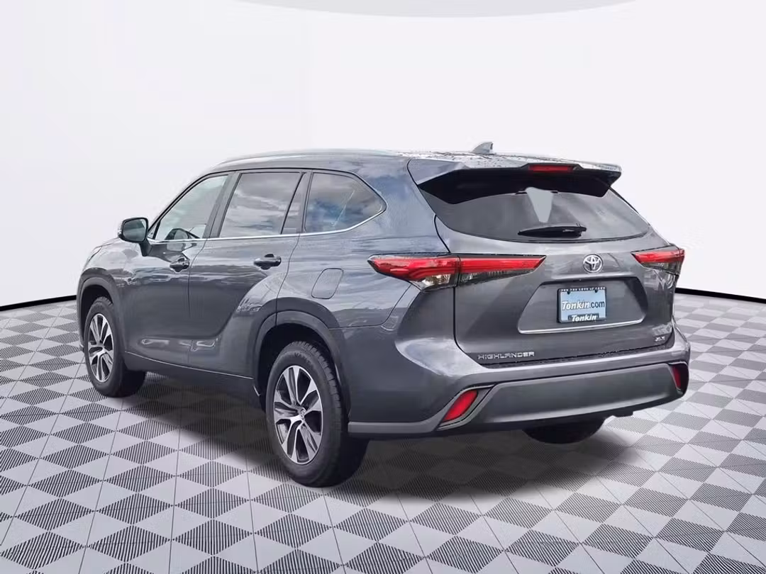 2023 Toyota Highlander XLE - Image 3