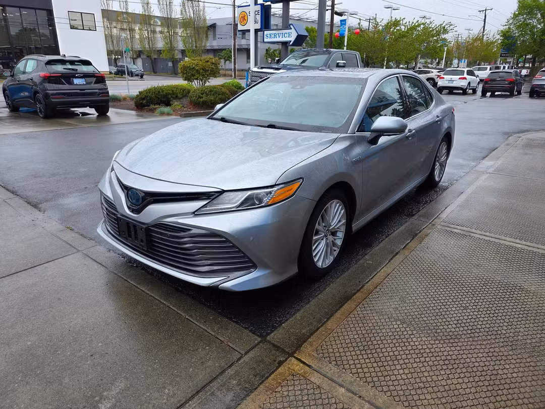 2018 Toyota Camry Hybrid XLE - Image 2