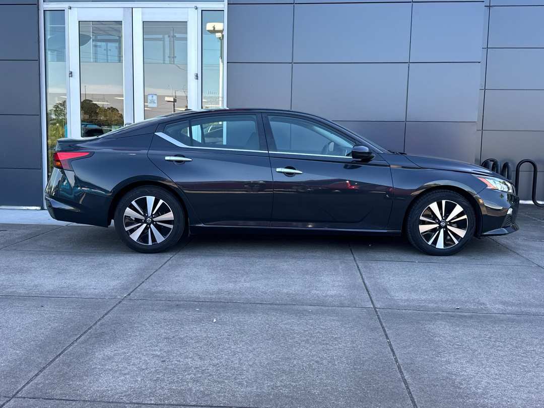 2022 Nissan Altima 2.5 SV - Image 3