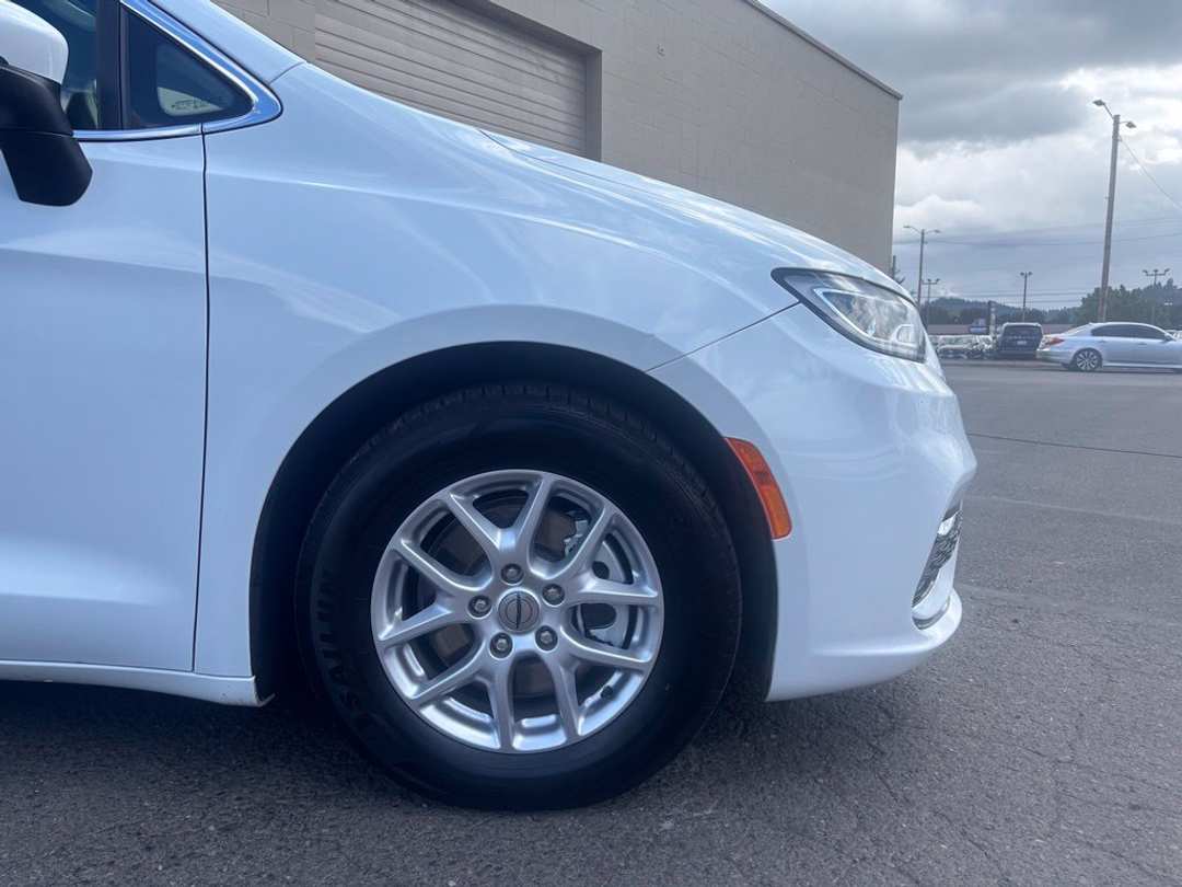 2023 Chrysler Pacifica Touring L - Image 2