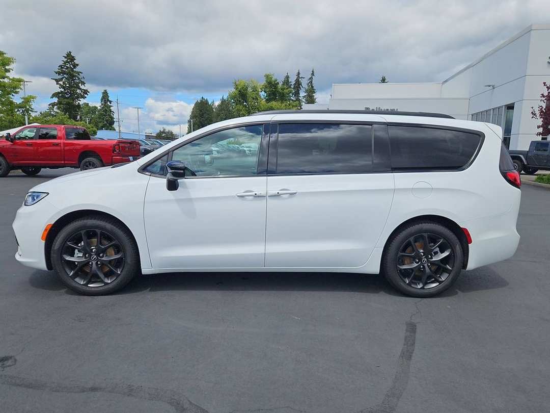 2026 Chrysler Pacifica Select - Image 3
