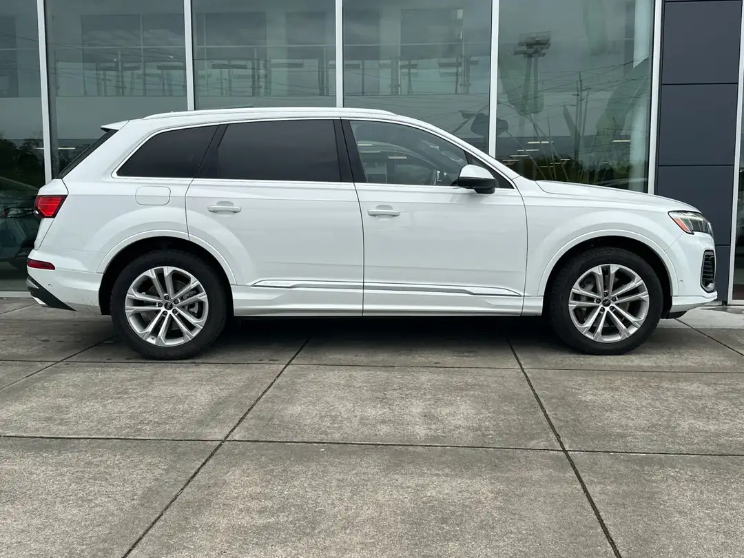 2025 Audi Q7 55 Premium Plus - Image 3