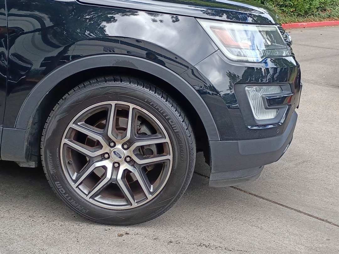 2017 Ford Explorer Sport - Image 2