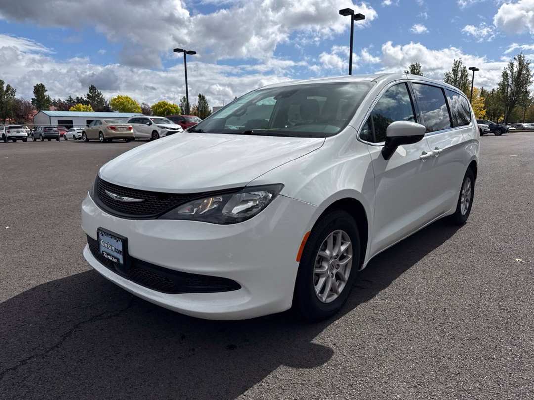 2023 Chrysler Voyager LX - Image 3