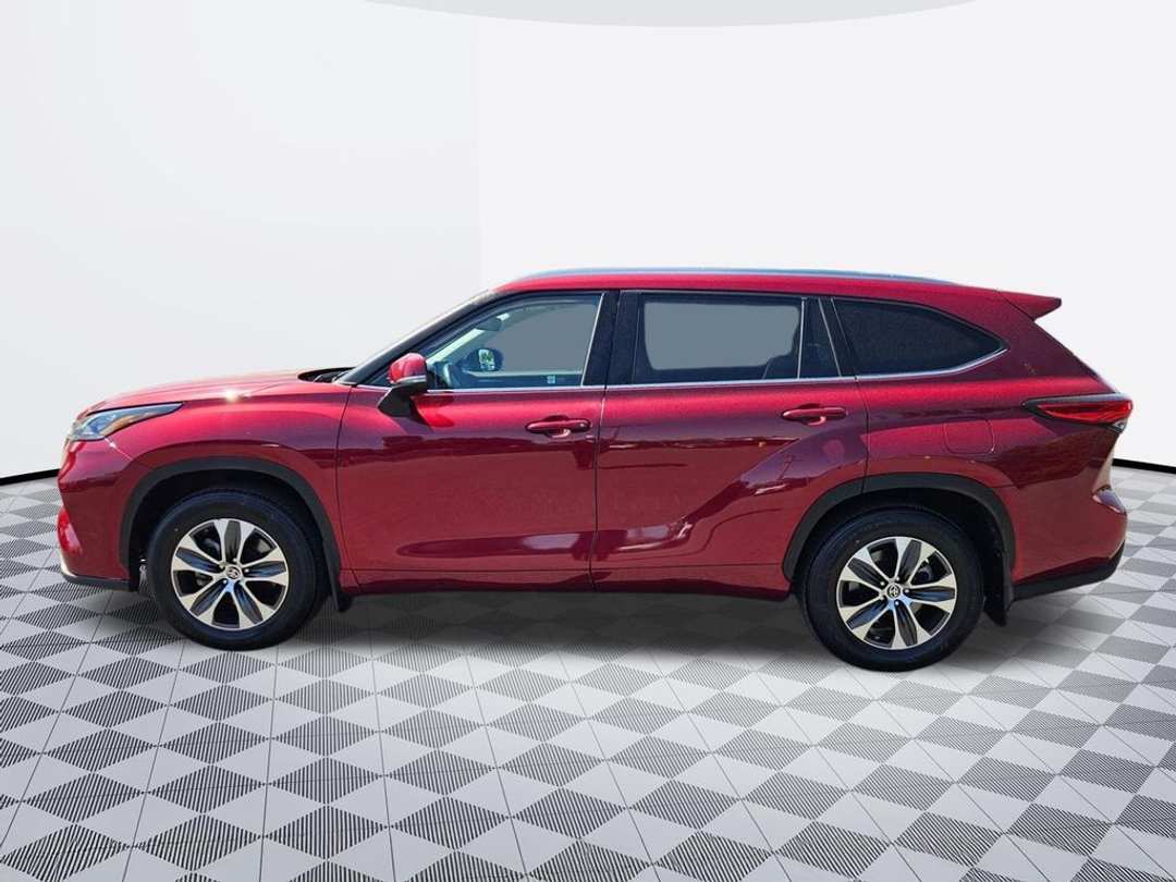2020 Toyota Highlander XLE - Image 3