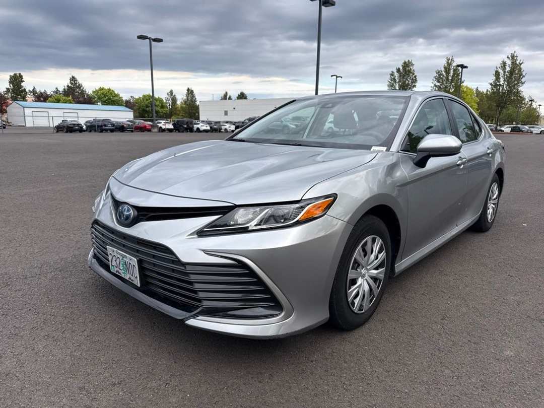2022 Toyota Camry Hybrid LE - Image 3