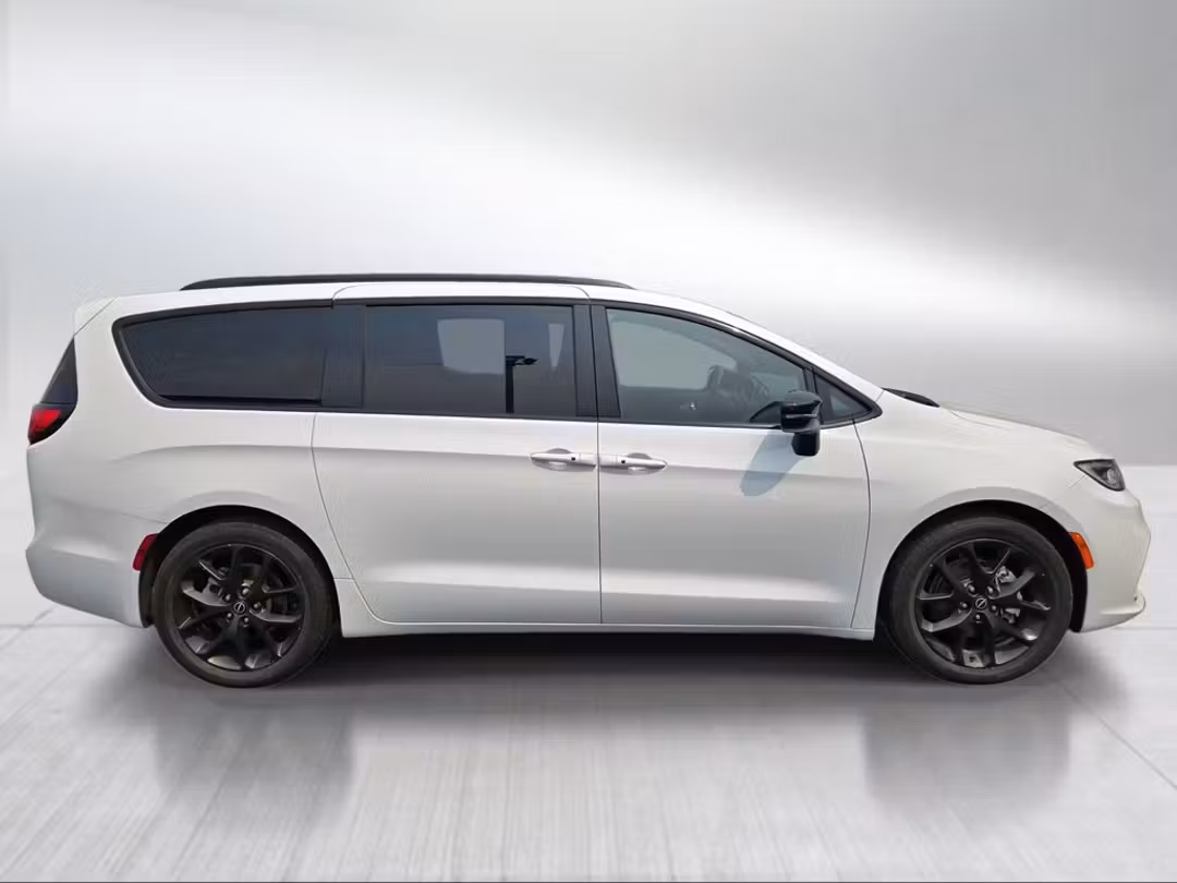 2025 Chrysler Pacifica Limited - Image 2
