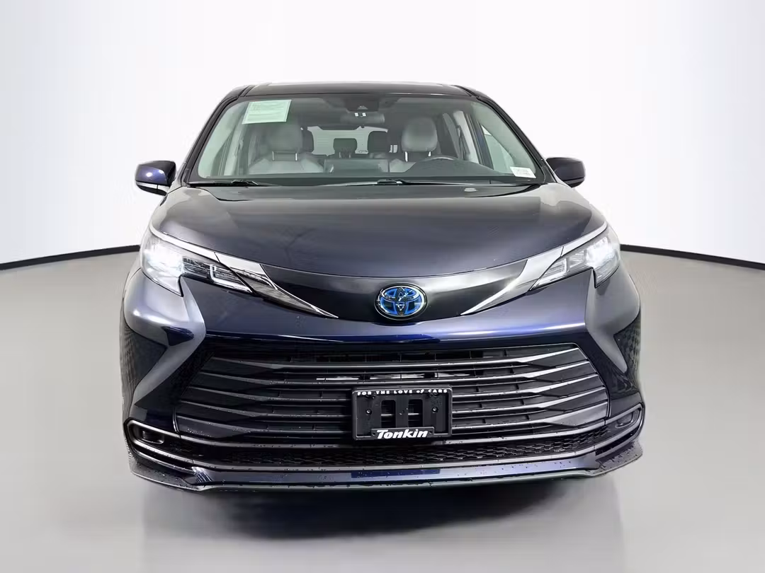 2024 Toyota Sienna LE - Image 2