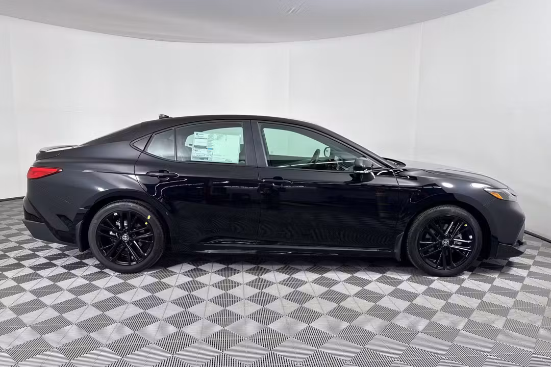 2026 Toyota Camry SE - Image 3