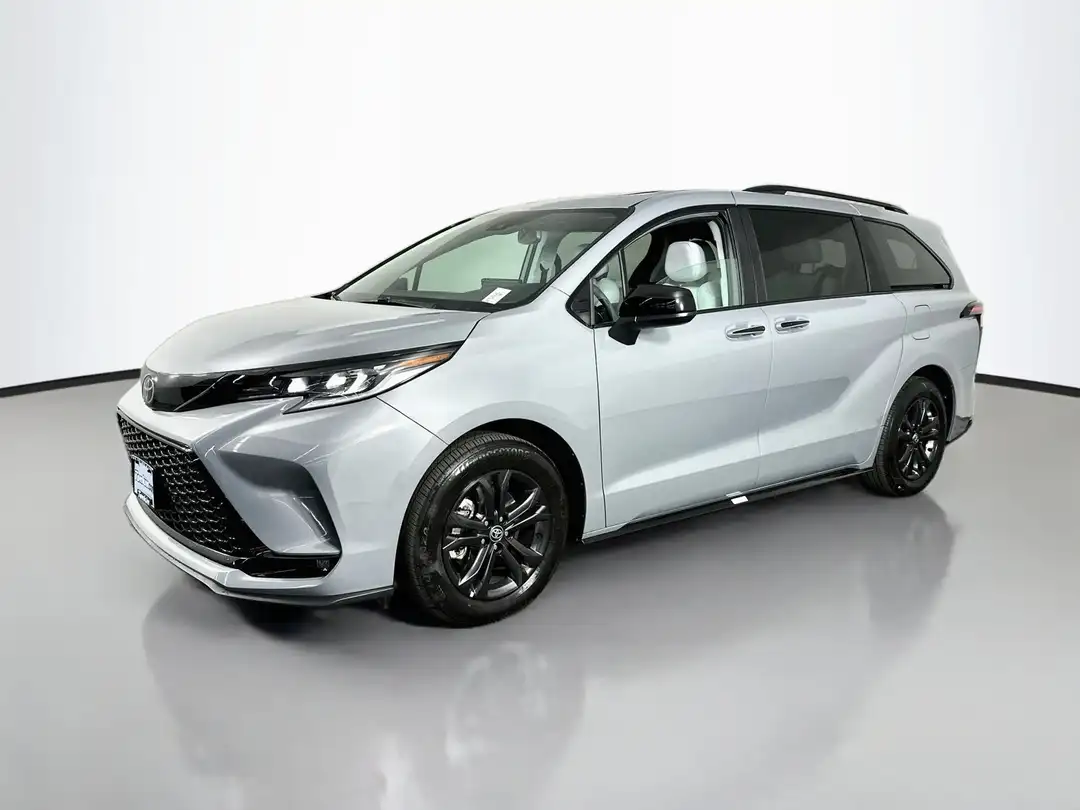 2026 Toyota Sienna XSE - Image 3