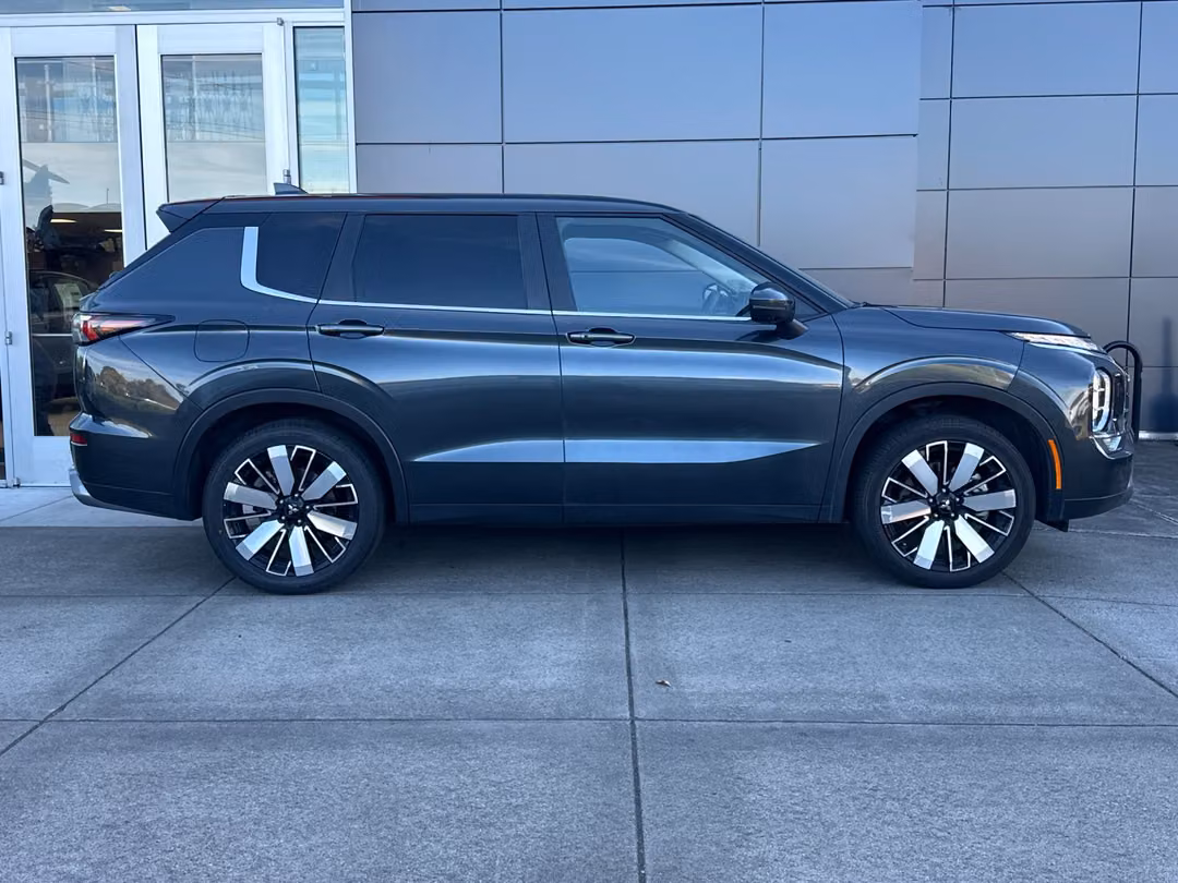 2025 Mitsubishi Outlander SE - Image 3