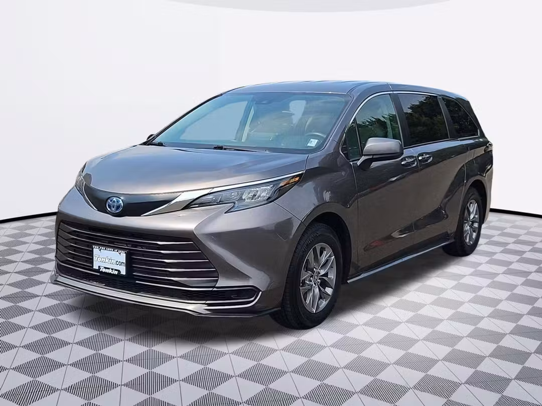 2024 Toyota Sienna LE - Image 2