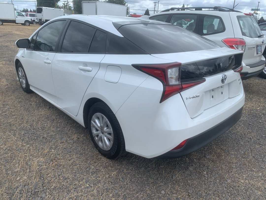 2021 Toyota Prius L - Image 2