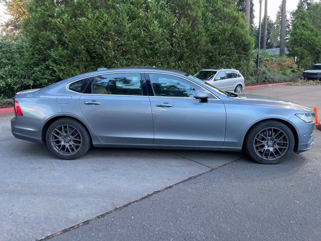 2018 Volvo S90 T6 Momentum - Image 3