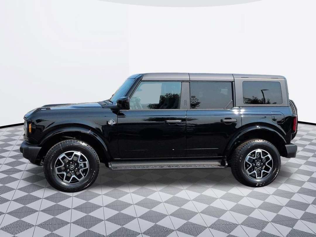 2026 Ford Bronco Outer Banks - Image 2
