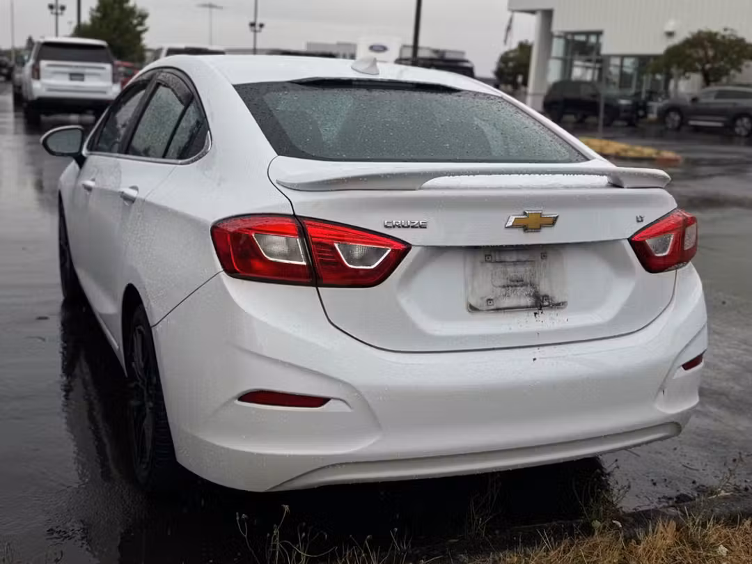 2018 Chevrolet Cruze LT - Image 2
